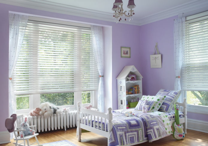 Lames horizontales dans une chambre d'enfant