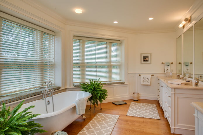 Lattes horizontales dans une salle de bain