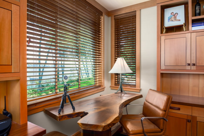 Lattes horizontales marron au bureau