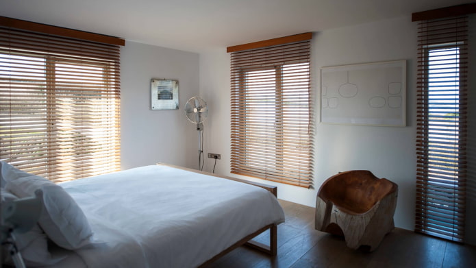 lames horizontales avec fixation au plafond