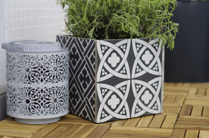 Pot de fleurs monochrome