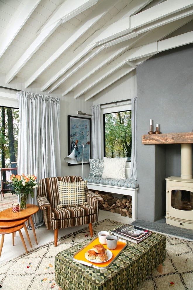 Chambre près de la fenêtre dans la maison