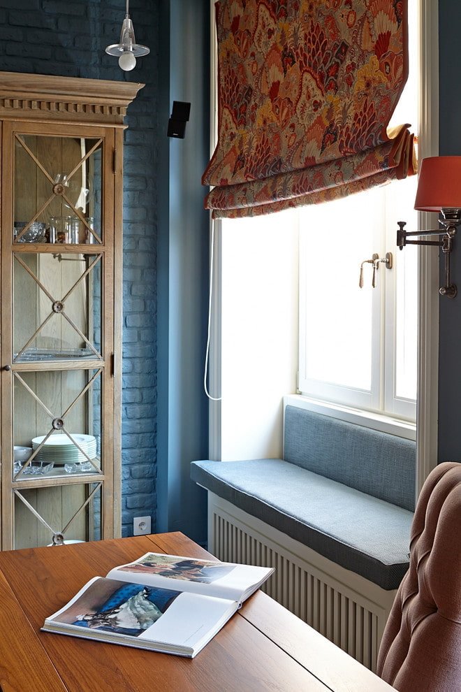 Une chaise longue dans un appartement