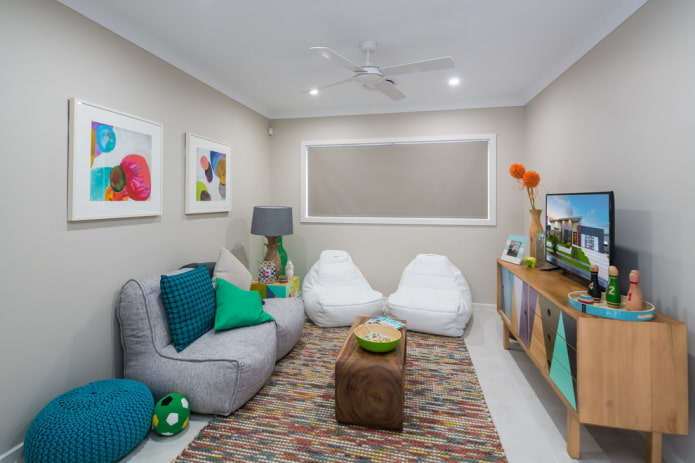 Poufs dans un salon avec téléviseur