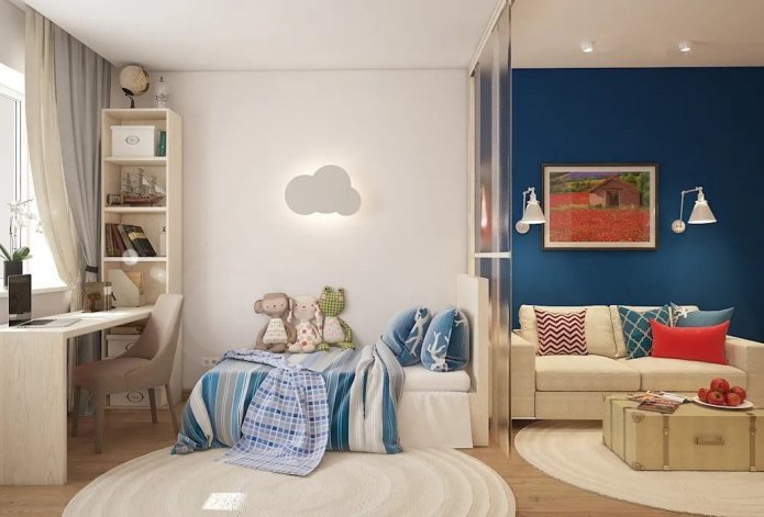 Chambre d'enfant près de la fenêtre avec un espace de travail et un lit double