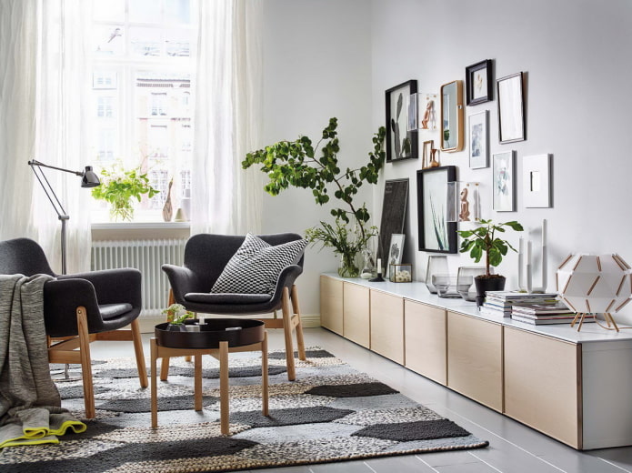 tableaux sur le mur du salon