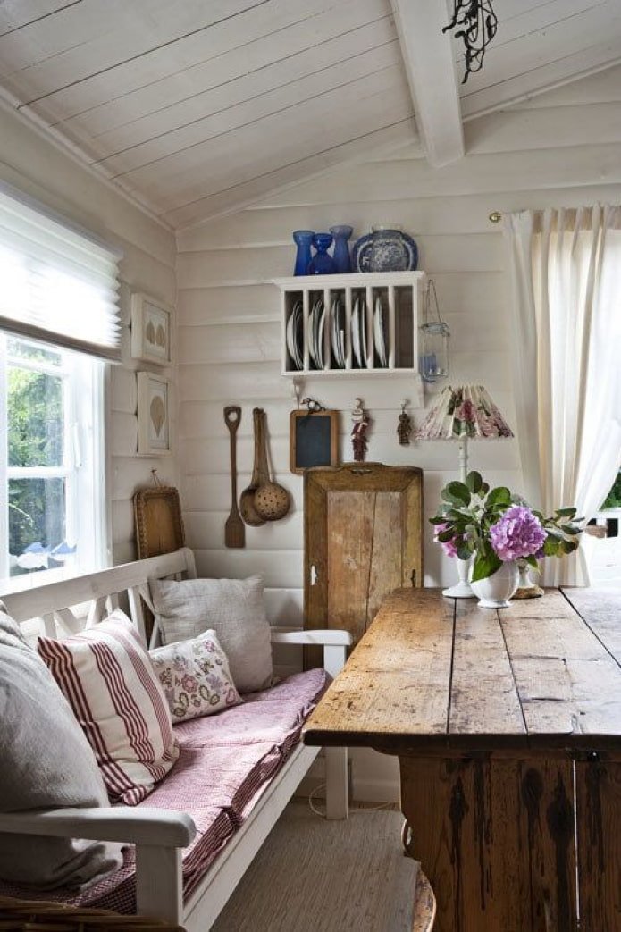 Salon-salle à manger à la campagne