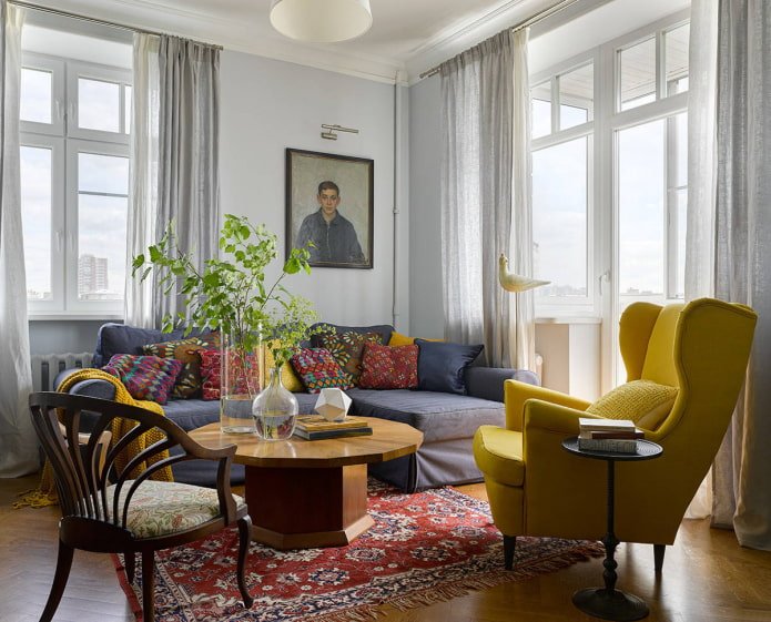 Salon avec fenêtre et balcon