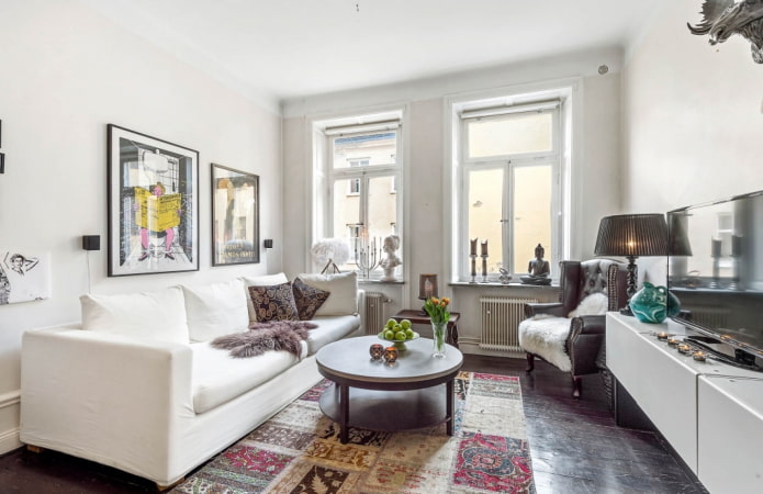 Fenêtres sans rideaux à l'intérieur