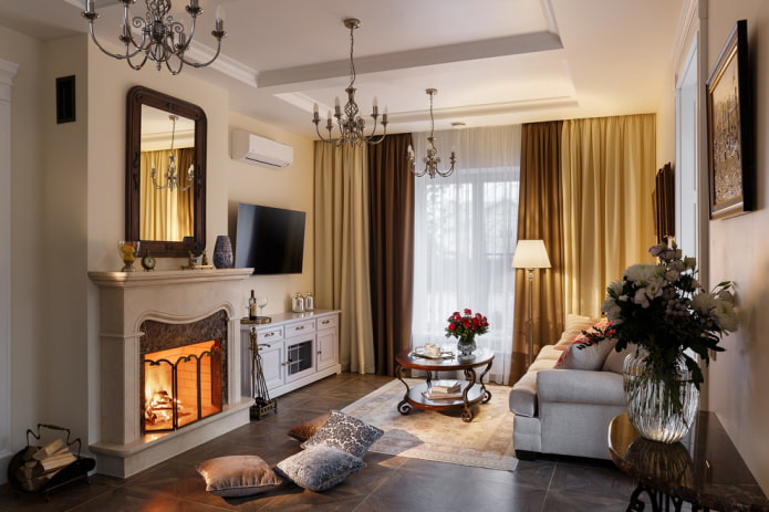Cheminée à bois et TV dans le salon