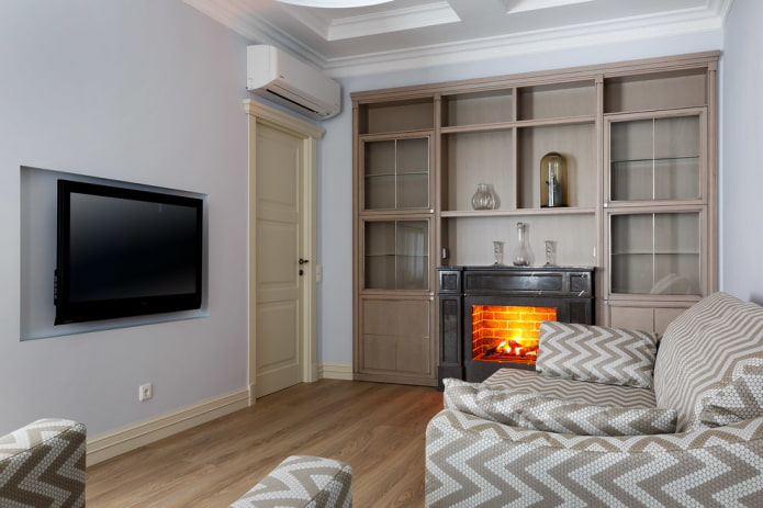 Cheminée et télévision à l'intérieur d'un petit salon