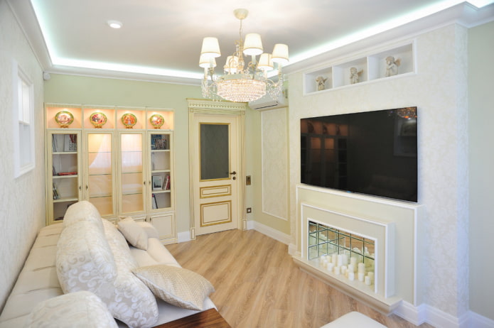 Cheminée et télévision à l'intérieur d'un petit salon