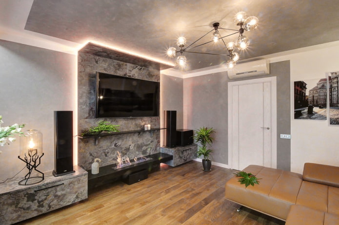 Cheminée et télévision à l'intérieur du salon d'un appartement