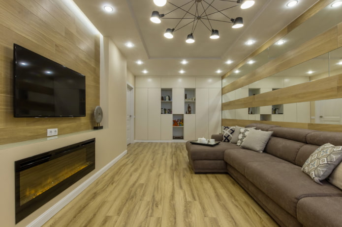Cheminée et télévision à l'intérieur du salon de l'appartement