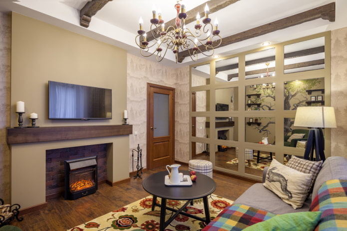 Cheminée et télévision à l'intérieur d'un petit salon
