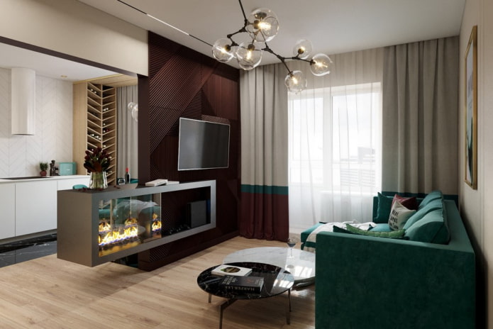 Cheminée et télévision à l'intérieur du salon de l'appartement