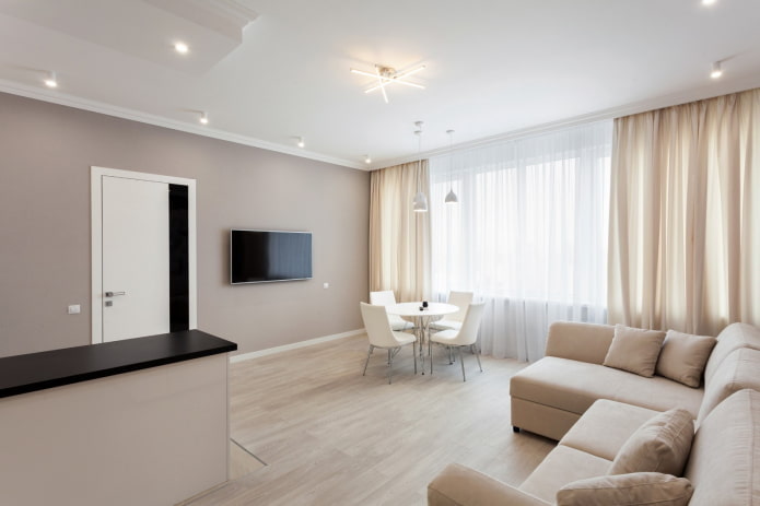 Intérieur du salon dans les tons blancs et beiges tons