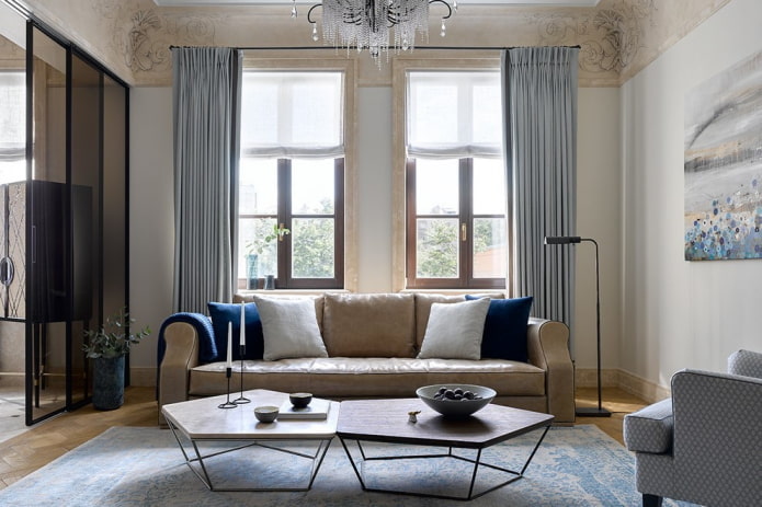 Intérieur de salon dans les tons beige et bleu