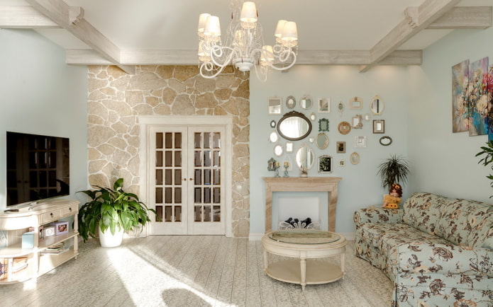 Intérieur de salon dans les tons beige et bleu
