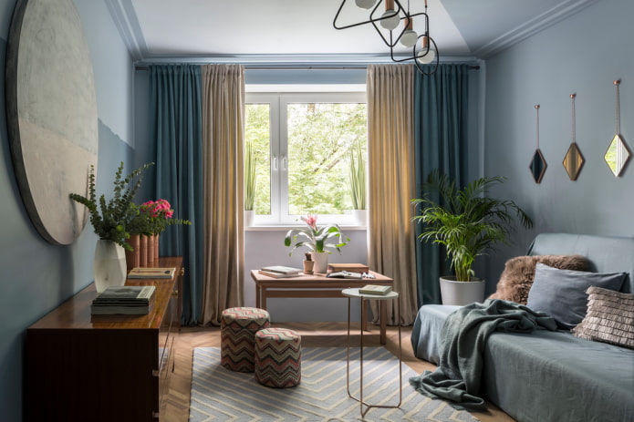 décoration et textiles dans l'intérieur d'un salon bleu