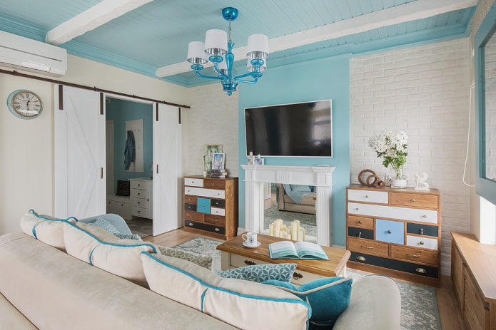 Intérieur d'un salon blanc et bleu