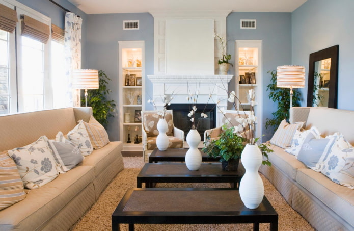 intérieur d'un salon beige et bleu