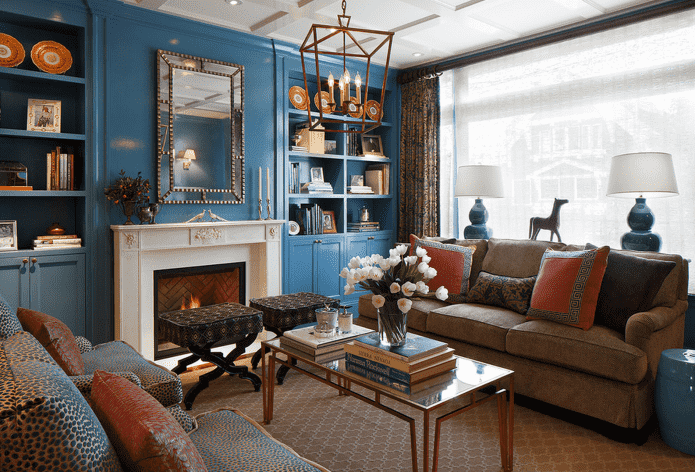 intérieur d'un salon marron et bleu