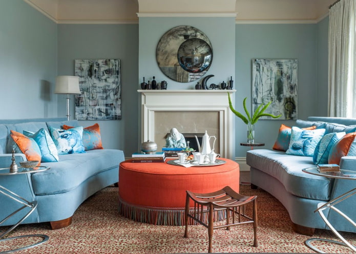 Salon bleu aux accents lumineux