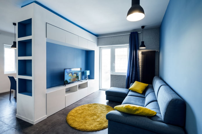 Salon bleu aux accents lumineux