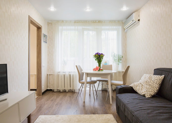 Salon beige à l'intérieur d'un appartement Khrouchtchev
