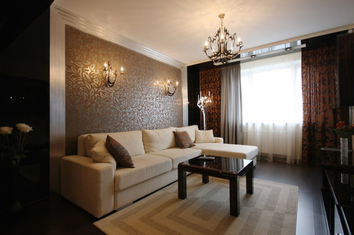 Salon marron à l'intérieur d'un appartement Khrouchtchev