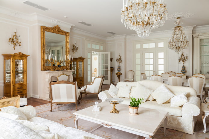 Salon classique aux tons clairs