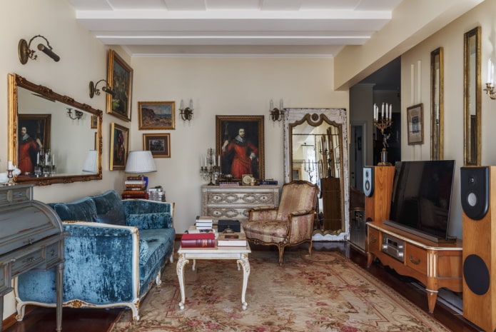 rideaux et décoration dans le salon dans le style classique