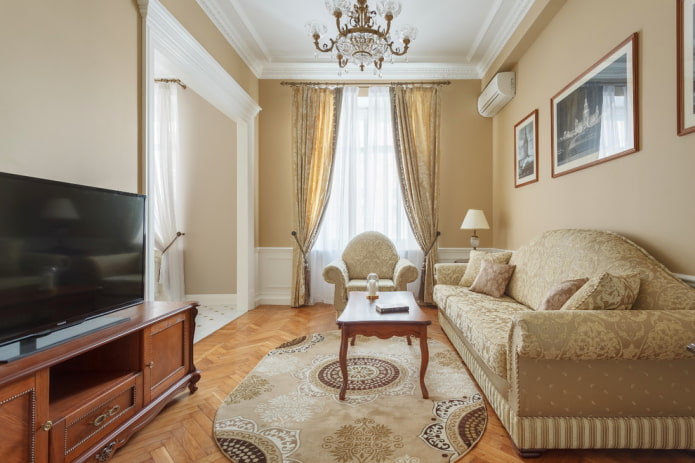 salon classique aux tons clairs