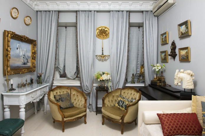 rideaux et décoration dans le salon dans le style classique