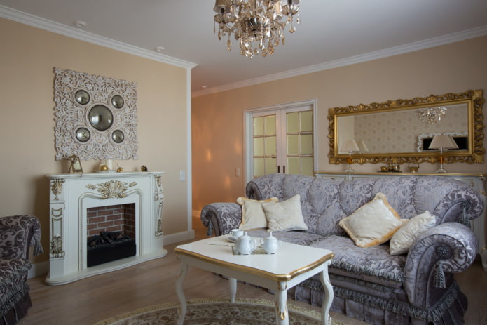 Intérieur d'un petit salon de style classique