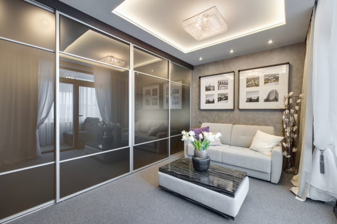 Éclairage et décoration dans l'intérieur d'un salon gris
