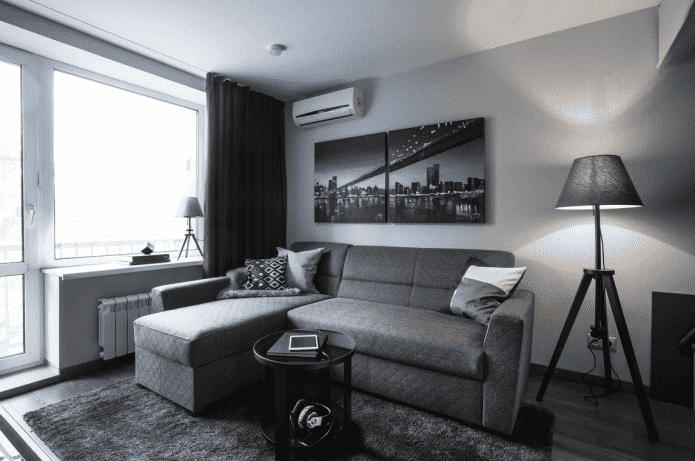 Éclairage et décoration dans l'intérieur d'un salon gris