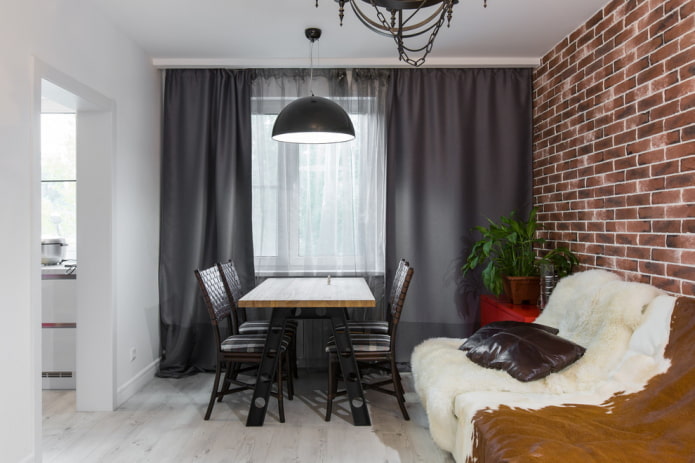 Rideaux gris, canapé en cuir et coussins
