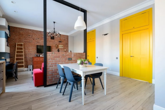 Portes contrastées dans un salon loft