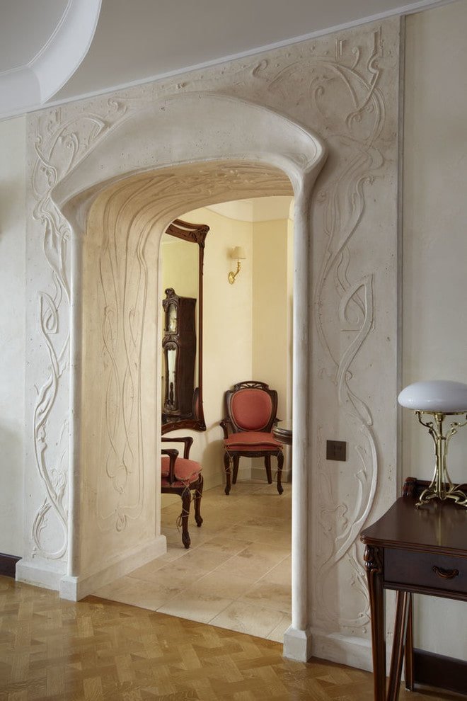 Une ouverture décorée de stuc