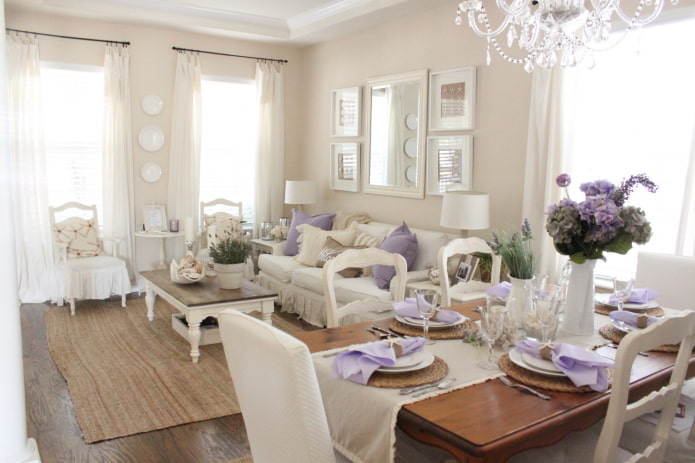 Salon crème avec accessoires lilas