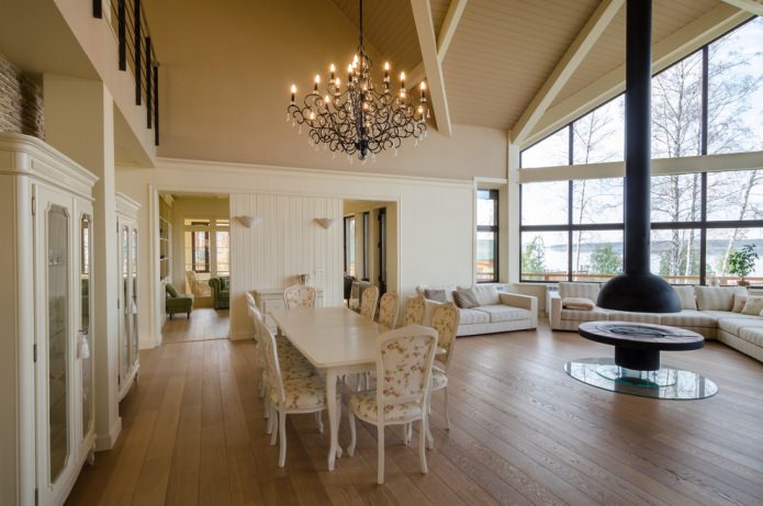 Tons clairs à l'intérieur de la maison