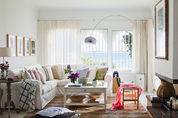 coussins dans le salon