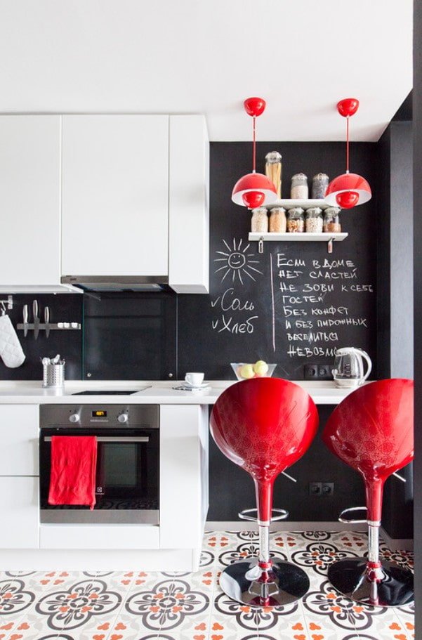 mur en ardoise sur comptoir de bar