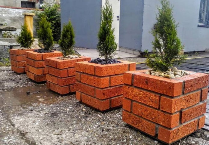 Pots de fleurs en brique