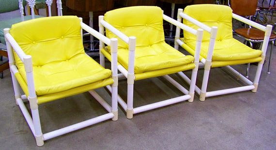 chaises faites de tuyaux