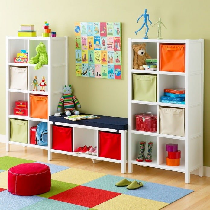 étagère pour ranger les jouets dans la chambre d'enfant