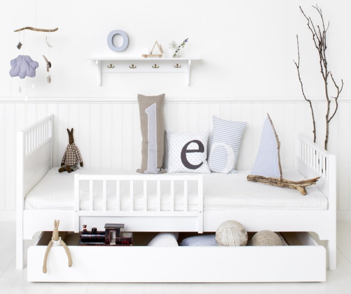tiroirs dans un lit pour ranger les jouets dans une chambre d'enfant