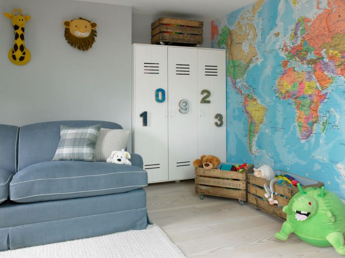 boîtes en bois sur roulettes pour ranger les jouets dans la chambre d'enfant